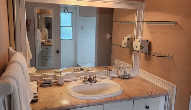 Cozy studio in charming Coconut Creek with WiFi and AC