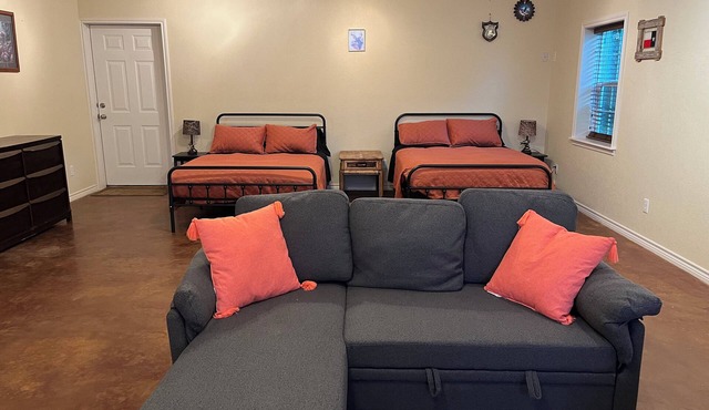 Cozy studio in charming Shelbyville with WiFi, AC,.9 mile from Huxley Bay Marina