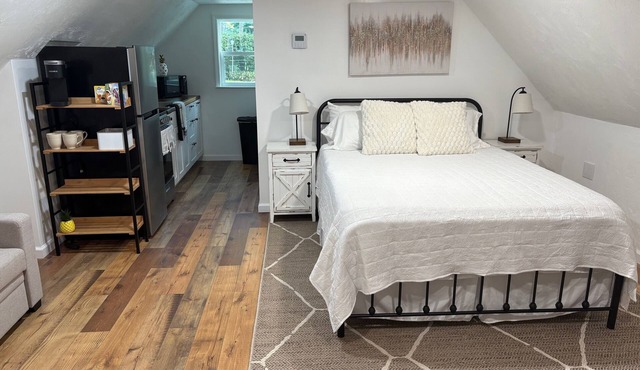 Cozy studio in charming NE Tallahassee. 10 miles to the Capital and FSU stadium.