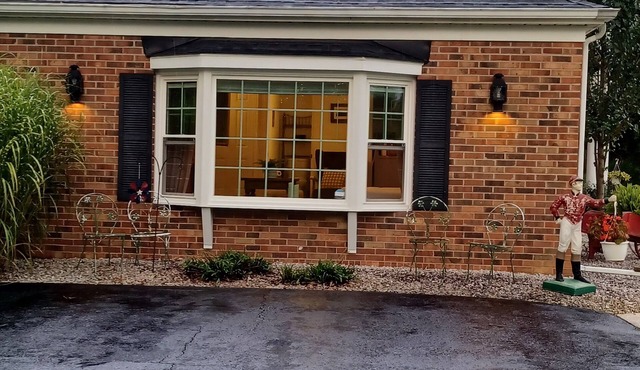 Cozy studio in charming Elkton with AC and WiFi included. 3 miles from Fair Hill