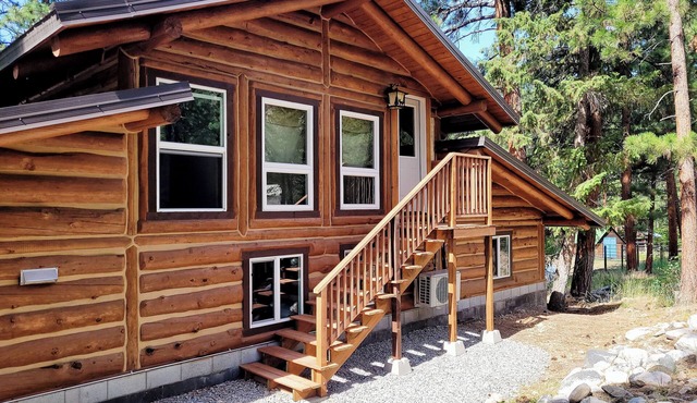 Cozy studio in delightful North Fork surrounded by National Forest.