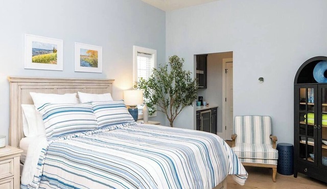 Cozy studio in Douglas with swimming pool and fireplace.
