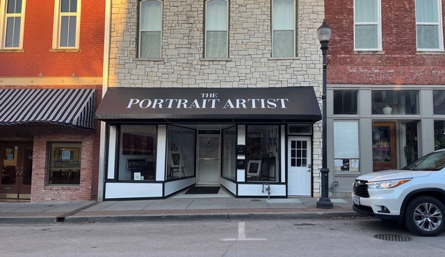 Cozy studio in enchanting downtown Warrensburg with full kitchen, AC, WiFi