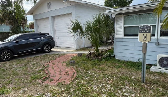Cozy Studio in N Tampa AC, W/D, Kitchenette, RokuTV, Desk, Chair Near USF Moffit