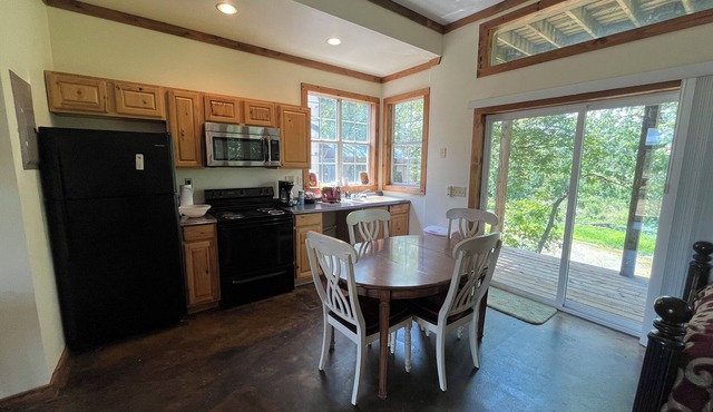 Cozy studio in serene Tahlequah with AC