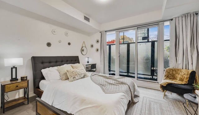 *!Cozy Studio in the Heart of Toronto!*