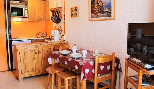 Cozy studio in Vars with balcony, near slopes and shops, parking included