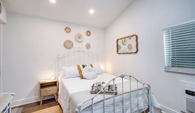 Cozy Studio Just 5 Minutes from Miami Airport! Comes with 1 Free Parking Space.