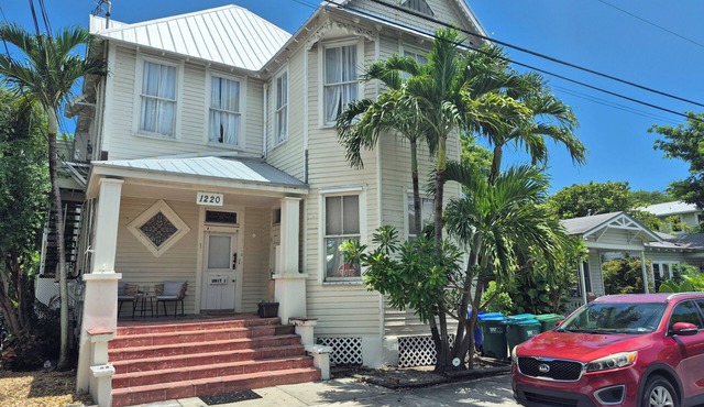 Cozy studio/loft condo in beautiful Key West. Minimum 30 night bookings.