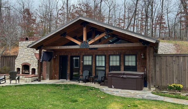 Cozy Studio Log Cabin with Hot Tub!