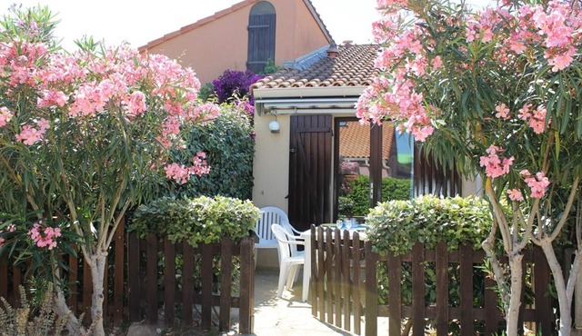 Cozy Studio Mezzanine 5 Guests, Pool, Terrace & Parking, 300m from Grazel Beach in Gruissan