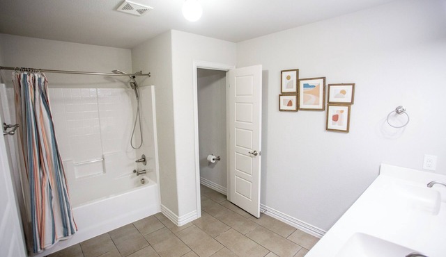 Cozy Studio Min to JPS, Medical City, Historic District, Zoo, Water Gardens