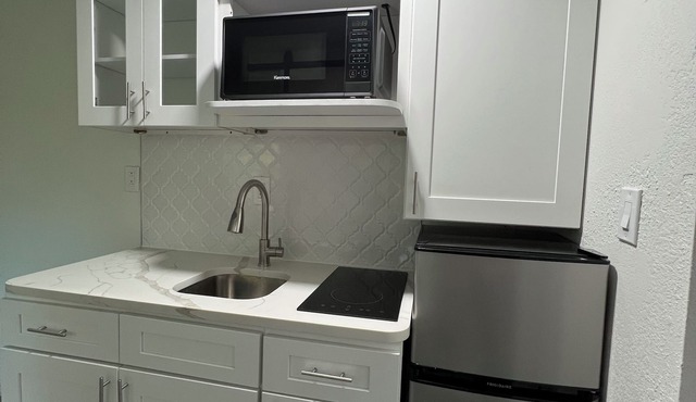 Cozy Studio minutes away from theme park, less than 5 miles from major highways