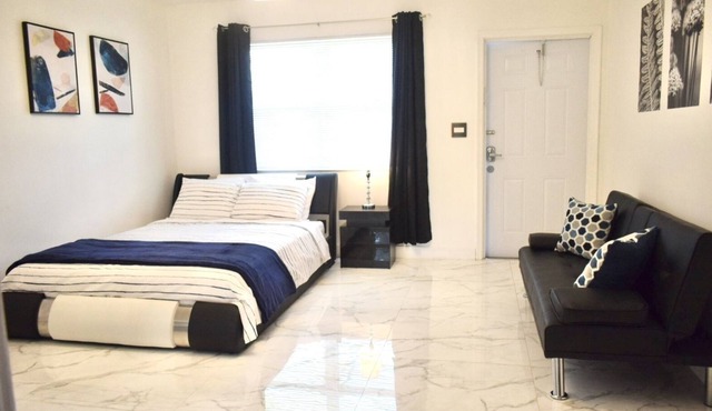 Cozy studio near Las Olas Blvr.