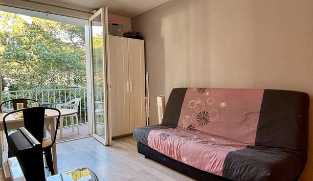 Cozy Studio Near Beach, Shops & Parking – Perfect for Couples!