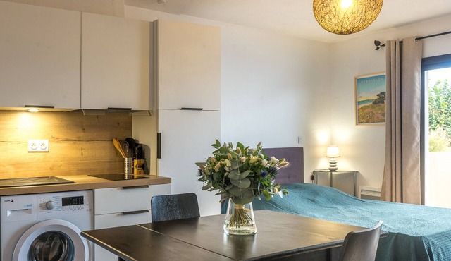 Cozy Studio Near Beach and Shops in Larmor-Plage with Balcony and Parking