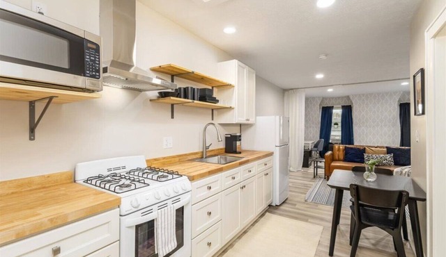 Cozy Studio Near Children’s Hospital, Kitchen & Laundry