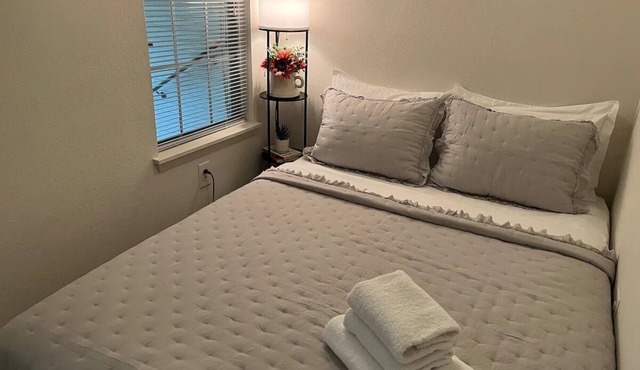 ✮Cozy Studio Near Downtown w/Queen Bed & Parking✮