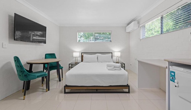 Cozy Studio near Gabba w AC, Free Laundry & Q Bed