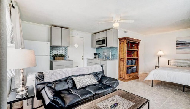 Cozy Studio Near Paseo Apartment - Fast WiFi
