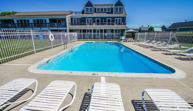 Cozy Studio Near Surf Drive Beach