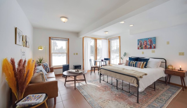 Cozy Studio on Secluded 55 Acres w/Fire Pit!