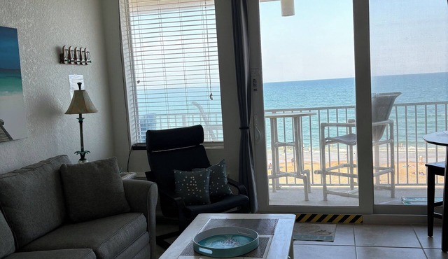 Cozy Studio oceanfront condo in Daytona Beach. Beautiful sunrise every day