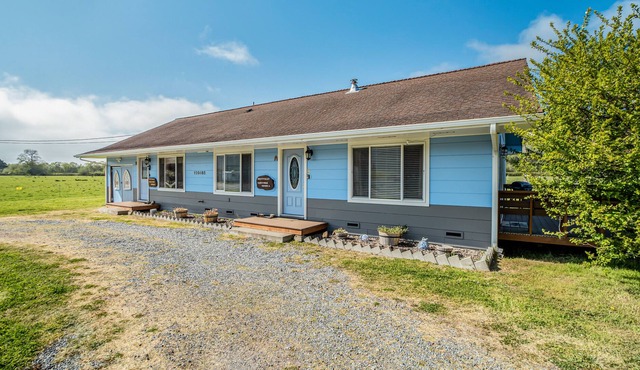 Cozy Studio on a Pasture Near Town & Parks w/ Full Kitchen & Free WiFi
