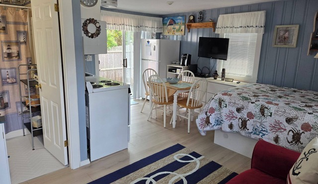 Cozy studio only 3/10 of a mile from Nantucket Sound, Free WIFI