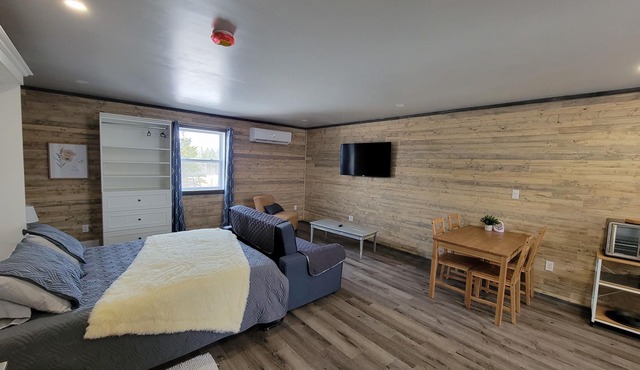 Cozy Studio Suite, close to walking trail and golfing!