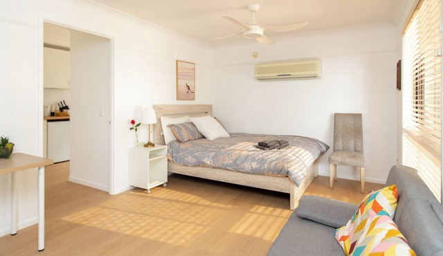 Cozy Studio Suite in House - Private Bath and Kitchen