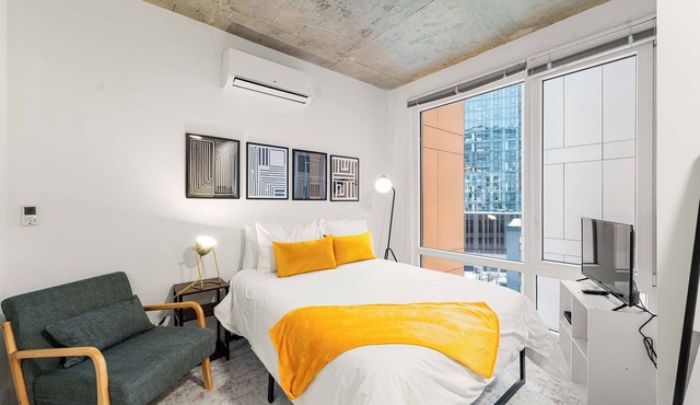Cozy Studio Suite, Steps from River North & Shops