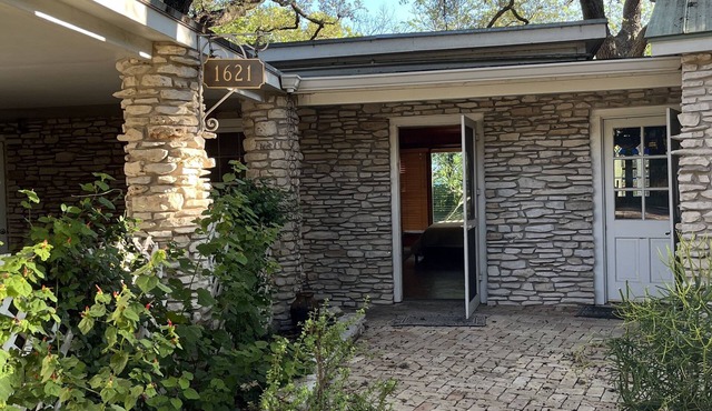 Cozy studio under the Oaks, easy walk to Zilker park and fun!