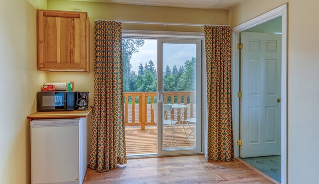 Cozy studio w/ a private entrance, free WiFi, Netflix, & furnished deck