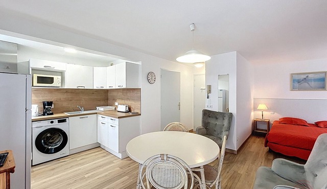 Cozy Studio with Terrace, Near Thermes & Downtown, Pet Friendly + WiFi, Lamalou-les-Bains