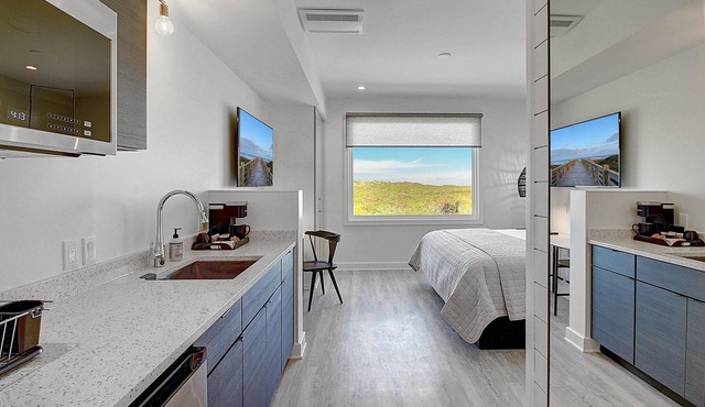 Cozy Studio w/Kitchenette! Private Walkable Beach Access, On-site Pool