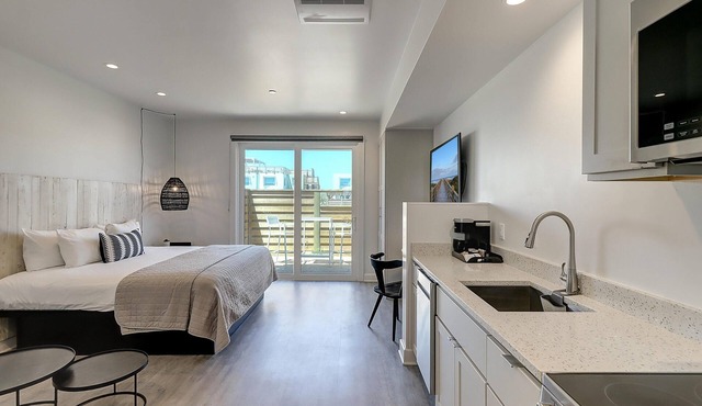 Cozy Studio w/Private Patio, Private Walkable Beach Access & On-site Pool!