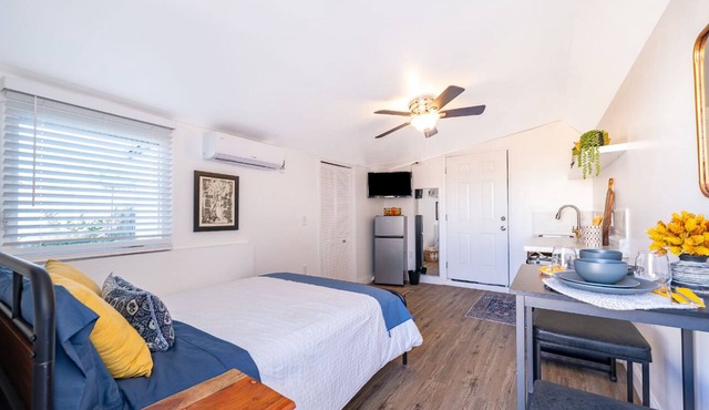 Cozy Studio w/WiFi, AC & Private Entry – Easy Access, Near Airport & Shops