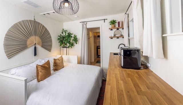 Cozy Studio - Walk to Texas State - Kitchenette - Parking