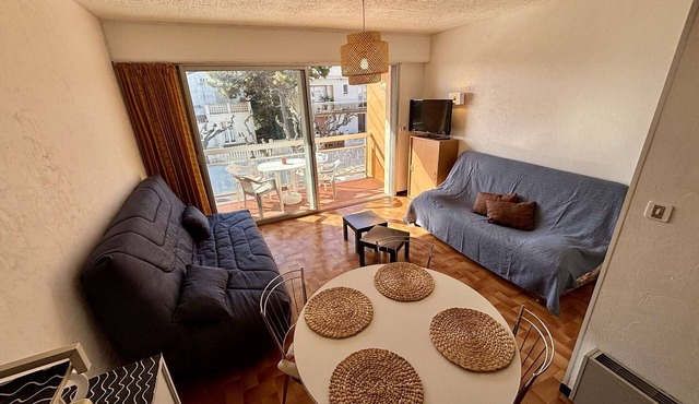 Cozy Studio with Balcony, 300m from Beach - Sleeps 3
