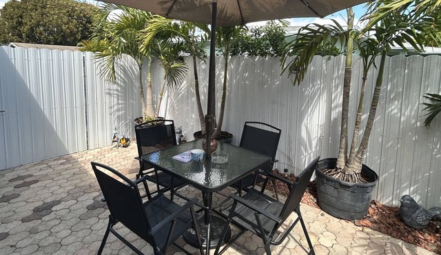 Cozy Studio with Kitchen, 10 mins from PB Airport