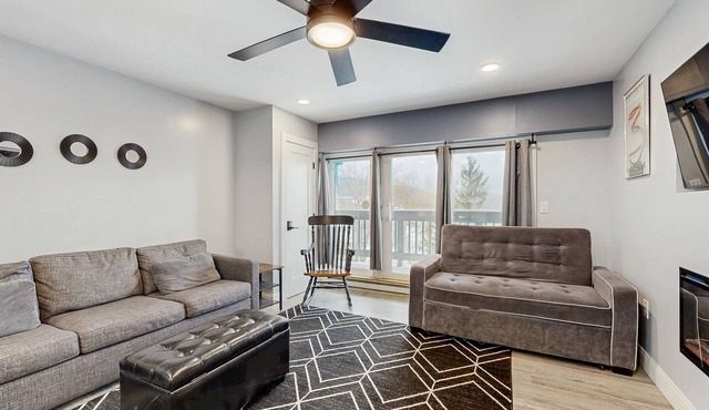 Cozy studio with balcony, full kitchen, and free WiFi - walk to lifts