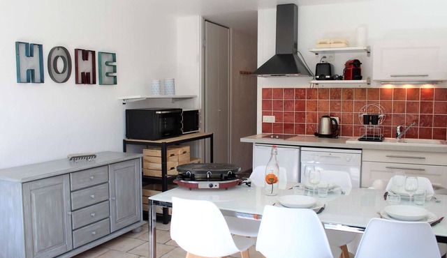 Cozy Studio with Balcony, 30m from Ski Lifts and 50m from Shops - Sleeps 4