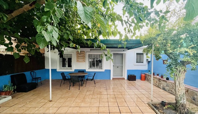 Cozy studio with barbecue, garden and private covered parking