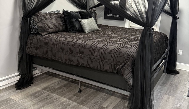 Cozy studio with. Beautiful King Size Bed, WiFi and AC in fabulous Collingdale