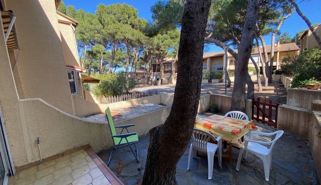 Cozy Studio with Cabine, 4 Guests, Near Beach and Shops, Terrace, Parking, Fully Equipped