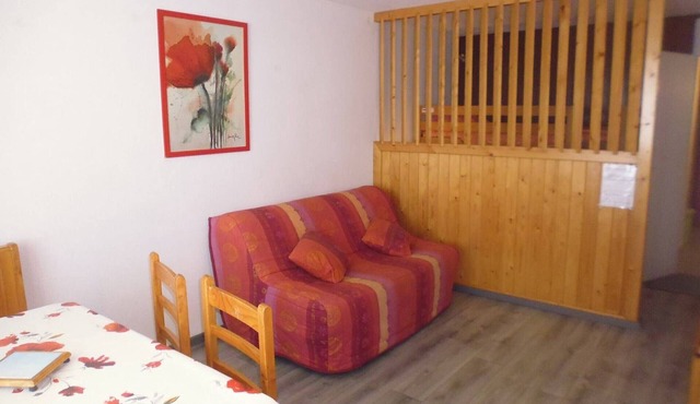 Cozy Studio with Cabin, Sleeps 4, South-Facing Balcony, Ski-In/Ski-Out, Near Amenities