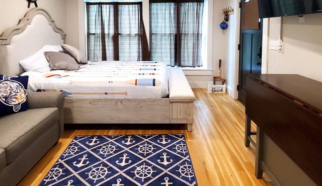 Cozy studio with free WiFi, private deck & kitchenette - walk to downtown