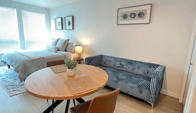 Cozy studio with King Bed and 75" Roku TV in charming Tacoma