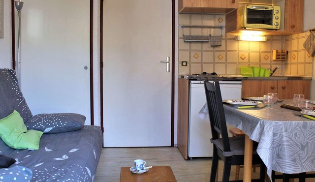 Cozy Studio with Mountain Corner, South-Facing Balcony, Sleeps 4 – Close to Shops & Free Shuttle